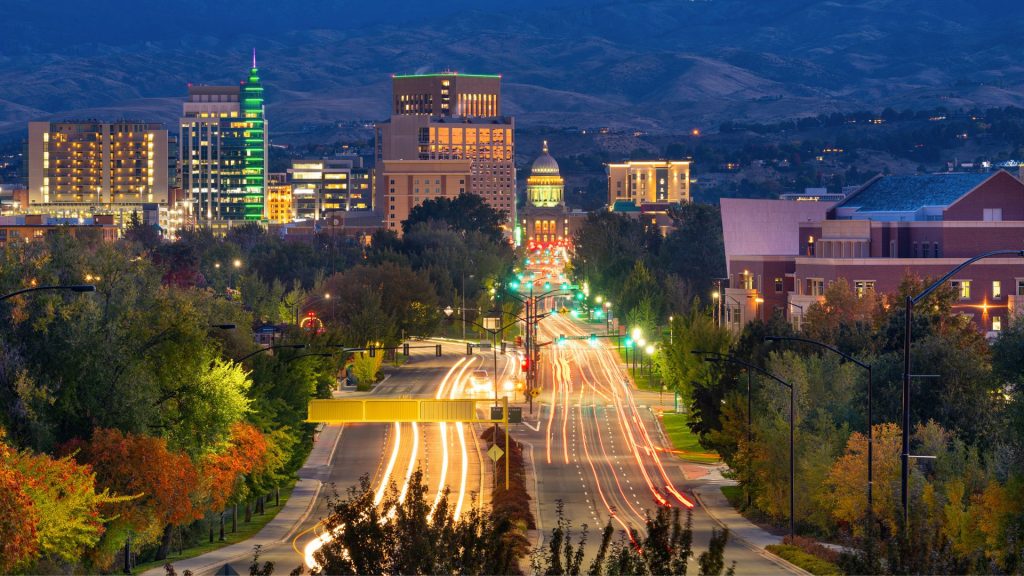 El Condado de Ada, Idaho, mejora las calles de Boise con luminarias LED GreenCobra ComfortView™ de LEOTEK